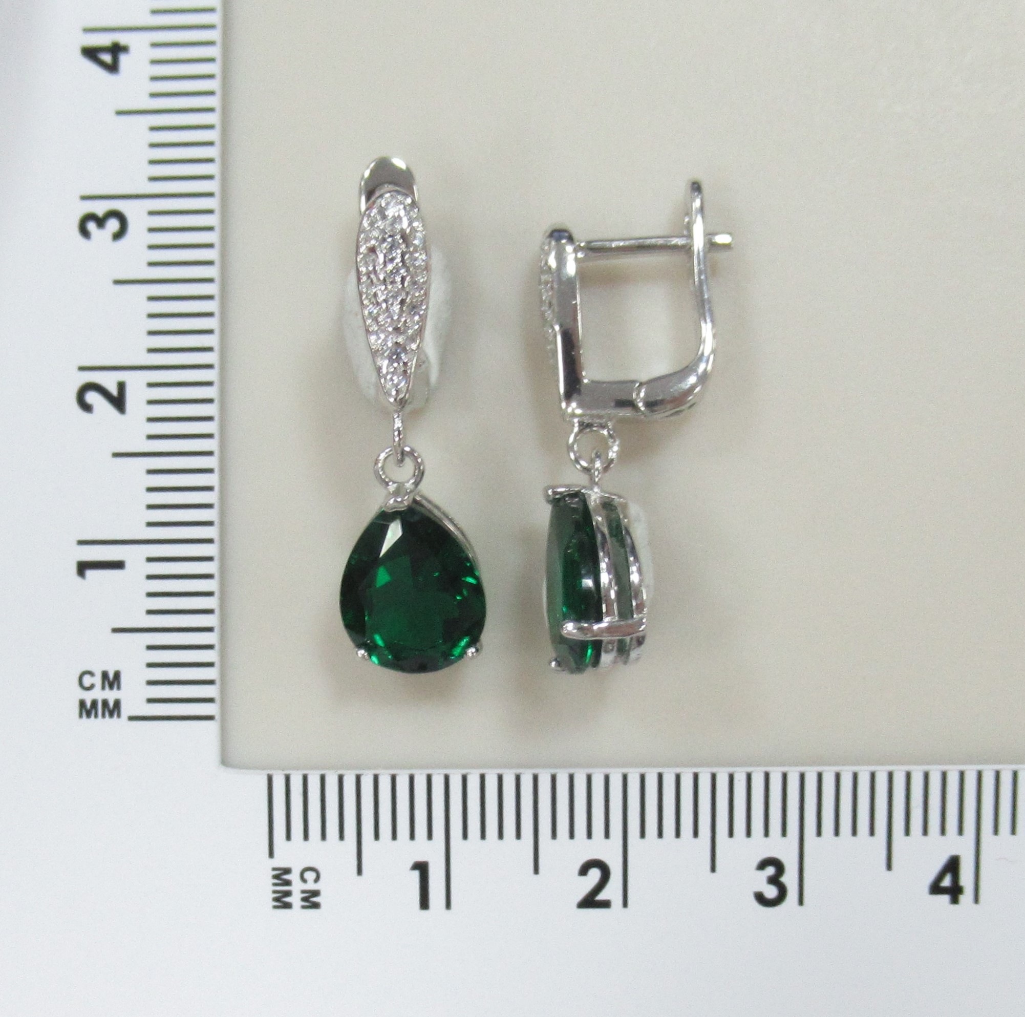 Серебряные серьги с выращенными изумрудами